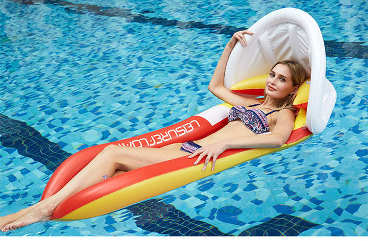 แถวลอยน้ำที่มีหลังคาตาข่ายสีแดง