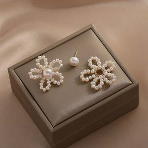 Boucles d'oreilles WENCHI en perles baroques, collection 1588, motif floral tissé - Product Image 3