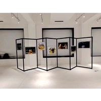 Présentoirs modulaires de Style libre avec affiches et photographies suspendues par câble à utiliser comme diviseur de pièce ou comme support d'exposition seul