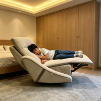 Fauteuil inclinable électrique moderne à une place avec fonction pivotante et basculante, en tissu performant doux et durable, et garniture contrastante en similicuir raffiné.