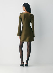 Robe courte à manches longues en satin vert foncé pour femmes avec col empilé pour les fêtes décontractées - Fabriquée sur mesure - Product Image 3