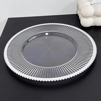 Assiette de présentation en plastique transparente à bord doré de 13 pouces, style luxe léger, pour mariages