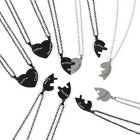 Collier tendance en acier inoxydable noir et blanc avec pendentif en forme de cœur et lettre anglaise