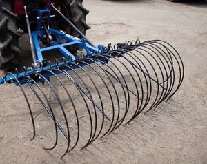 Rastrello per Fieno Agricolo Resistente con Denti Regolabili, Costruzione in Acciaio Durevole per Rastrellatura ed Espulsione Efficiente del Fieno sul Campo - Product Image 1