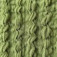 Tissu tricoté warp froissé 98% polyester 2% élasthanne, tissu tricoté froissé à carreaux verticaux pour robes, chemisiers et vêtements de mode féminins