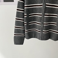 Cardigan en tricot gris à blocs de couleur et rayures pour femme, avec capuche intégrée et fermeture éclair, idéal pour l'automne 077-3822