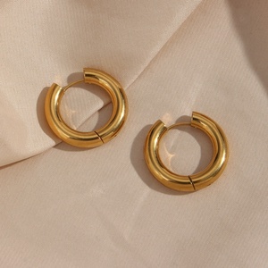 Boucles d'oreilles créoles épaisses en acier inoxydable plaqué or 18 carats, style minimaliste, collection Dreamshow, vente chaude, vente en gros - Product Image 6