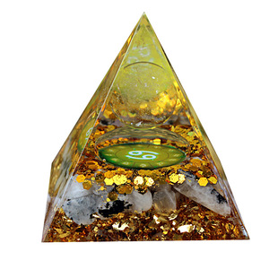 Pirámide de Resina del Signo Zodiacal Cáncer con Hojas de Oro e Inclusiones de Cristal para Decoración del Hogar u Oficina - Product Image 5