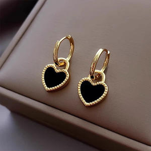 Boucles d'oreilles clous en forme de cœur E4698, onyx noir, sertissage clos en or 18 carats, classiques pour femme, à porter au quotidien - Product Image 5