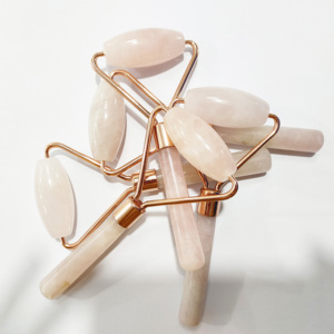 ขายส่งลูกกลิ้งนวดหน้าโลโก้ที่กําหนดเองเครื่องนวดหน้าคริสตัลธรรมชาติพร้อมกล่องลูกกลิ้งโรสควอตซ์คุณภาพสูง - Product Image 6