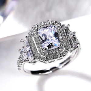 Anello di fidanzamento da donna F811 in oro bianco con diamante taglio smeraldo e pietre laterali a baguette, colore D naturale - Product Image 4