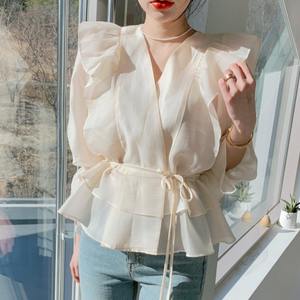 Blus Wanita Musim Semi dan Musim Panas Terbaru 2025 Kerah V Ikat Ruffle Lengan Melebar Warna Solid Fashion Manis Pelindung Sinar Matahari - Product Image 2