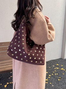Sac à main hobo vintage Y2K punk en daim clouté avec grandes rivets dorés, grande capacité, pour le shopping, les voyages et le quotidien, pour femme - Product Image 3