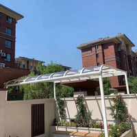 Terrasse à ossature aluminium avec toit en polycarbonate