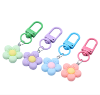 Gantungan Kunci Bunga Pastel Resin, Gantungan Kunci Floral dengan Pengait, Liontin Daisy, Aksesoris Dekorasi untuk Tas Ransel, Dompet, dan Tas