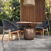 Ensemble de chaises longues d'extérieur avec structure en métal, dossier tressé, coussins gris, fauteuils et ottoman pour patio et jardin