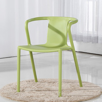 Chaises en plastique contemporaines en gros, personnalisables, portables, avec accoudoirs en PP, courbes, empilables, pour restaurant