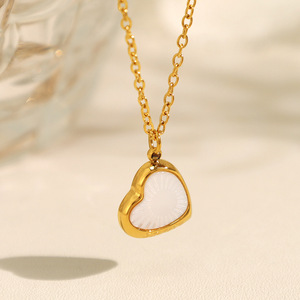 Collier pendentif en forme de cœur, plaqué or 18 carats, chaîne en acier inoxydable, bijou cadeau - Product Image 2