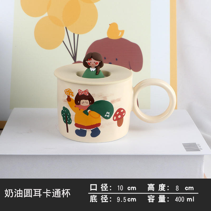 Fille portant un couvercle de sac en toile de jute