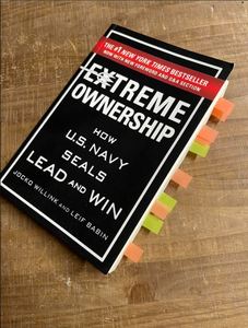 Livre d'affaires le plus vendu : Extreme Ownership – Comment les SEALs de la marine américaine commandent et gagnent : Leadership et discipline, disponible à la vente - Product Image 4