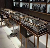 Vitrine d'îlot de luxe en verre noir et or, durable, avec éclairage LED haut de gamme pour la présentation de bijoux fins dans les centres commerciaux