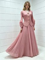 Robe longue plissée élégante et décontractée en mousseline tissée rose unie, coupe trapèze, taille naturelle, manches à volants, détail boutonné, pour soirée et printemps