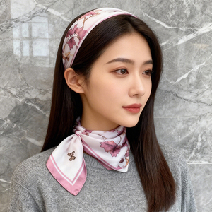 وشاح مربع للنساء من الساتان والشيفون بملمس حريري، أزرق فاتح مع طباعة زهور برتقالية، 70 سم، إكسسوار أنيق، منديل مربع - Product Image 2