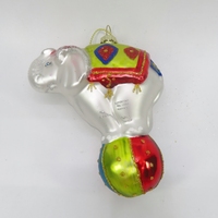 Ornamen Gajah Sirkus Putih Mutiara Cantik di Atas Bola dengan Garis Glitter Kaca untuk Dekorasi Pohon Natal