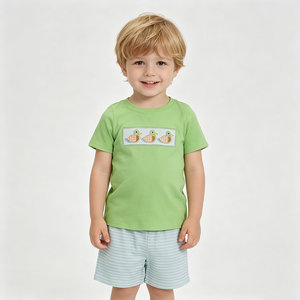 En stock: Conjunto de verano para niños pequeños con top de rayas y bordado de pez y pantalones cortos verdes. Ropa infantil al por mayor de fábrica para boutiques. - Product Image 6