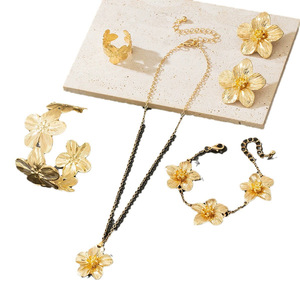 Offre Spéciale femmes plaqué <span class=keywords><strong>or</strong></span> bohème collier floral ensemble simple mais élégant superposition pièces pour les fêtes <span class=keywords><strong>de</strong></span> mode <span class=keywords><strong>de</strong></span> rue cadeau - Product Image 5