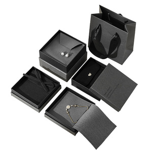 Caixa de Embalagem para Joias Luxo Leve Preto Cinza com Tampa e Fundo, Saco de Flanela e Detalhes em Bronze - Product Image 1