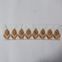 Bordure en dentelle brodée de perles et de paillettes en forme de tige de tulipe couleur or champagne sur organza pour la décoration de robes