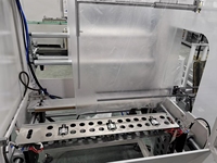 Machine d'emballage verticale entièrement automatique à moteur pneumatique et commande PLC pour sachets de film PE, idéale pour l'emballage de produits alimentaires et de boissons en cartons.
