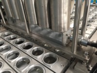 Machine de scellage pour contenant à lait ou yaourt, pour le remplissage de jus