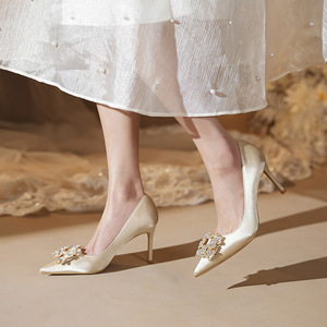 <span class=keywords><strong>รองเท้า</strong></span>ส้นสูงแบบส้นเข็มไมโครไฟเบอร์ปี 2026 สำหรับผู้หญิง ปลายแหลมปิดหัวเท้า สีเบจนู้ด <span class=keywords><strong>รองเท้า</strong></span>แต่งงานแบบหุ้มข้อสูง แฟชั่น - Product Image 3