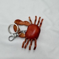 Porte-clés en cuir véritable pleine fleur tanné végétal fait main Weilei, motif crabe 3D sur le thème de l'océan avec griffes mobiles