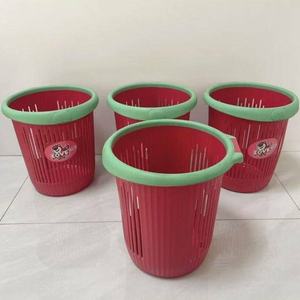 [Compra Uno y Lleva Dos] <span class=keywords><strong>Cubo</strong></span> de <span class=keywords><strong>Basura</strong></span> de Plástico de Alta Gama con Tapa Abierta y Diseño de Oso Fresa para Sala de Estar y <span class=keywords><strong>Cocina</strong></span> - Product Image 2