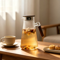 Carafe en verre borosilicate moderne à nervures verticales coniques avec poignée en bois et infuseur en acier inoxydable pour café et thé chaud/froid