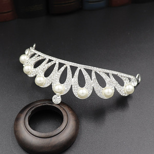Diadème de Mariage Traditionnel en Perles Royales, Couronne Scintillante en Strass Argentés, Coiffe de Mariée Sophistiquée à Arche pour Occasions Spéciales - Product Image 3