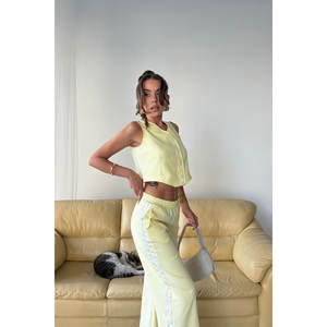 Conjunto de pantalones y chaleco amarillo con rayas laterales y detalle de dobladillo con abertura, talla S para mujer - Product Image 1