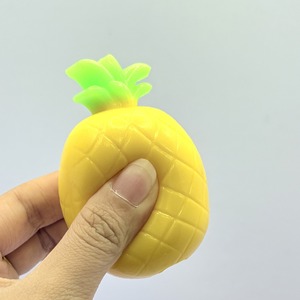 ของเล่นบีบสตรอว์เบอร์รีจำลอง ของเล่นสัมผัสเพื่อผ่อนคลายความเครียด ของตกแต่งโต๊ะทำงานและบ้าน - Product Image 3