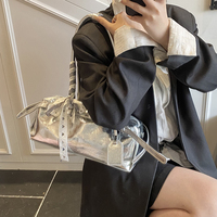Sac bandoulière moto tendance pour femme, fermeture éclair, style luxe léger, personnalisation de marque et vente en gros disponibles