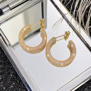 Orecchini a Cerchio Placcati Oro per Donne, con Cristalli e Strass, Design Trendy per Feste, Gioielli alla Moda con Finitura in Oro 18K - Product Image 3