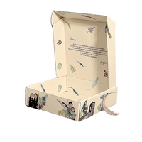 Boîte cadeau rigide en carton ondulé avec logo estampé or, revêtement UV, pelliculage mat, biodégradable et recyclable