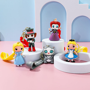 Porte-clés en caoutchouc 3D en gros, <span class=keywords><strong>dessin</strong></span> <span class=keywords><strong>animé</strong></span>, aventure au pays des merveilles, avec impression en gravure, multifonction, motifs Chapeaux de fous et Reine rouge - Product Image 6