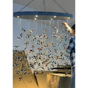 נברשת זכוכית אמנותית בצורת ענף פרח ופרפר, בהתאמה אישית, לתערוכות אמנות, מלונות אמנות, בתי מלון ומרכזי נופש. - Product Image 5