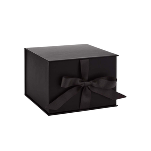 Caja de Regalo de Papel Kraft con Laminado Brillante y Lámina Dorada, Protectora, Reutilizable y Ecológica para Joyería - Product Image 1