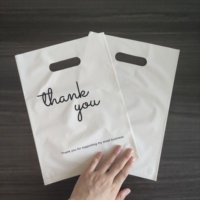Fabrication de sacs de transport en plastique sac à provisions personnalisé poignée découpée logo personnalisé pour l'emballage des vêtements
