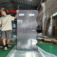Panneau de verre ondulé de luxe, cloison de séparation incurvée pour hall d'entrée et séparation zones humides/sèches