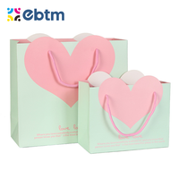 Sac cadeau Ins Style love Logo personnalisé Sac cadeau de mariage en carton rose Sac d'emballage cadeau rouge simple en forme de coeur Sac à main